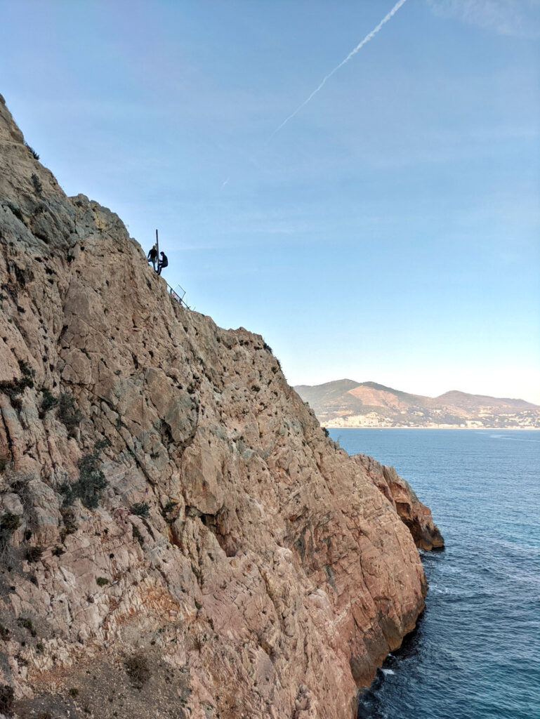 il punto dove ci si cala visto dalla falesia