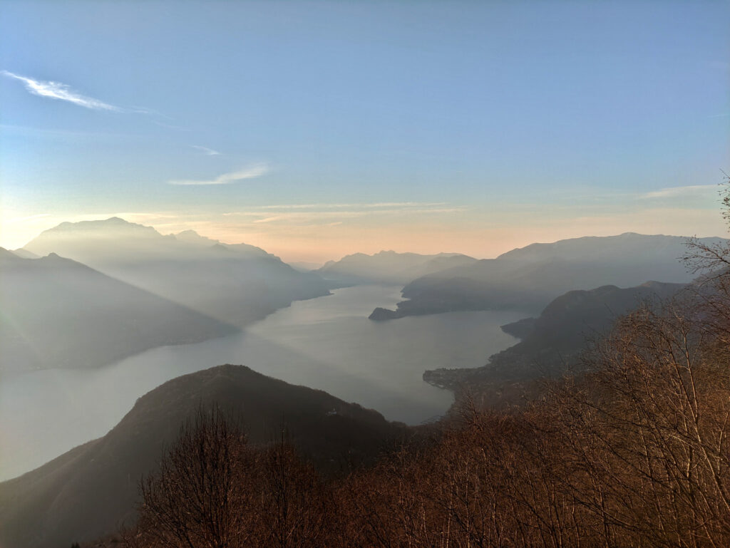 La scia dei raggi del sole con le prime luci dell&#039;alba