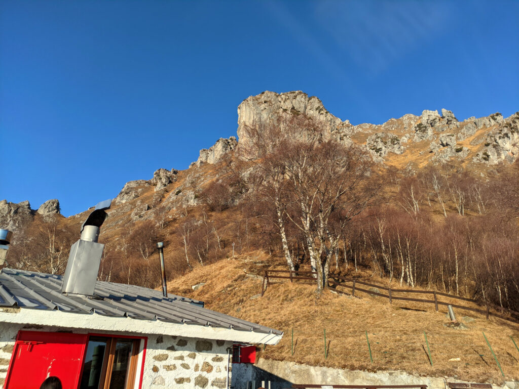 In breve raggiungiamo il rifugio Menaggio e osserviamo le belle formazioni rocciose tutto intorno