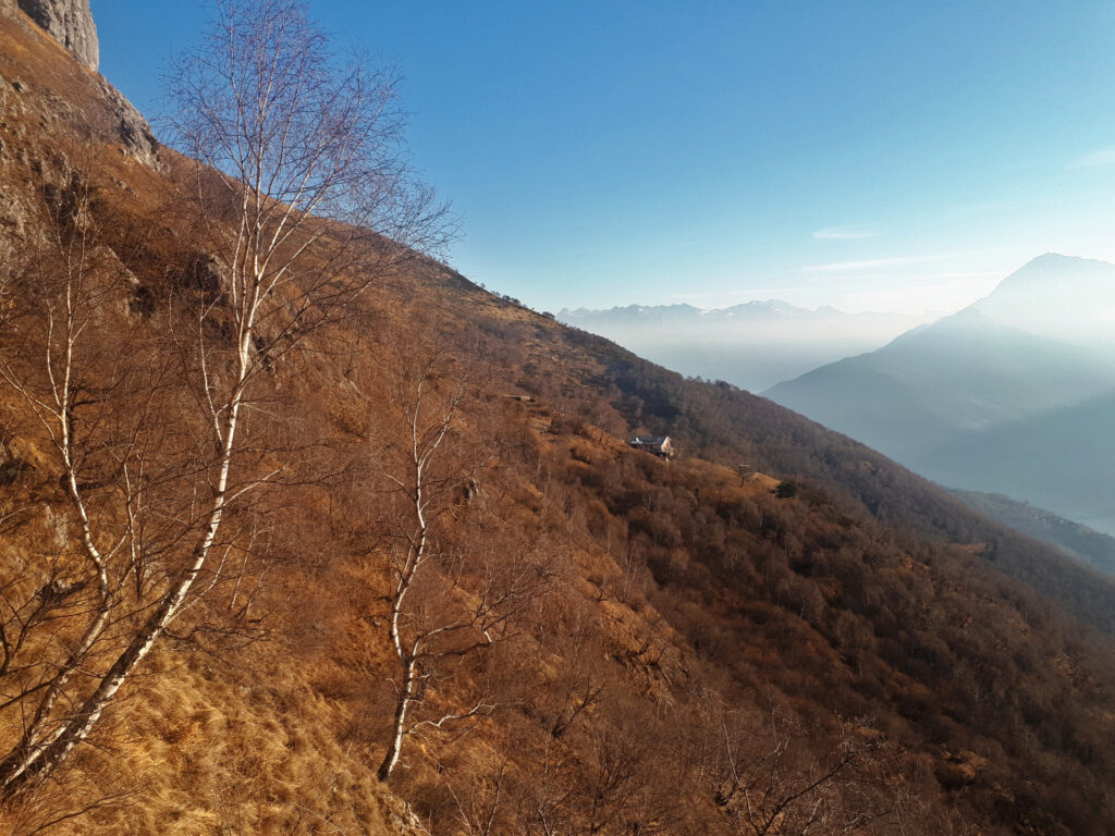 Il rifugio Menaggio visto poco prima della sella a cui siamo diretti