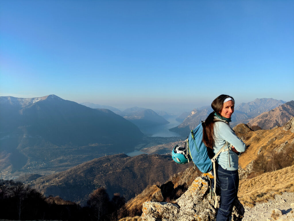 Giunti alla sella vediamo apparire sullo sfondo il lago di Lugano