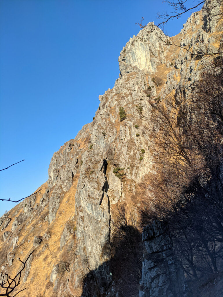 Ed ecco finalmente i verticali torrioni sui quali si svolge la prima parte della nostra ferrata!