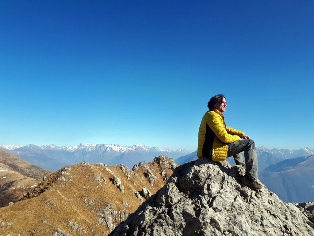 Gab si riposa in cima godendosi il panorama