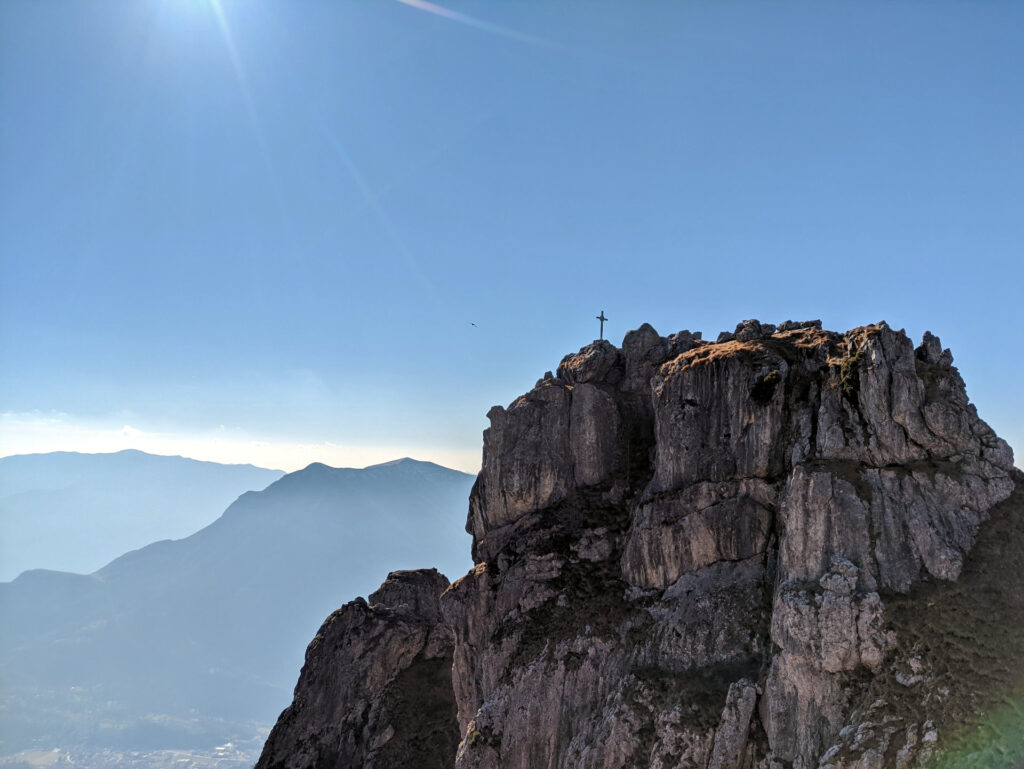 Salutiamo la nostra cima e proseguiamo in cresta per la linea di discesa da noi scelta