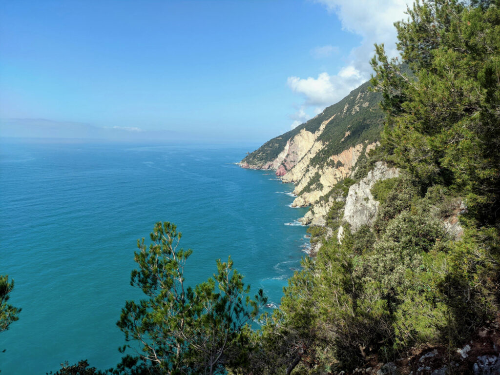 La vista verso le rocce rosse in direzione delle Cinque Terre dall&#039;avvicinamento alla nostra via