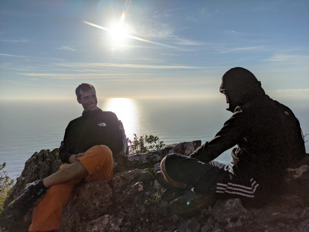 Fede e Ema sul terrazzo in cima chiacchierano al sole in attesa degli altri