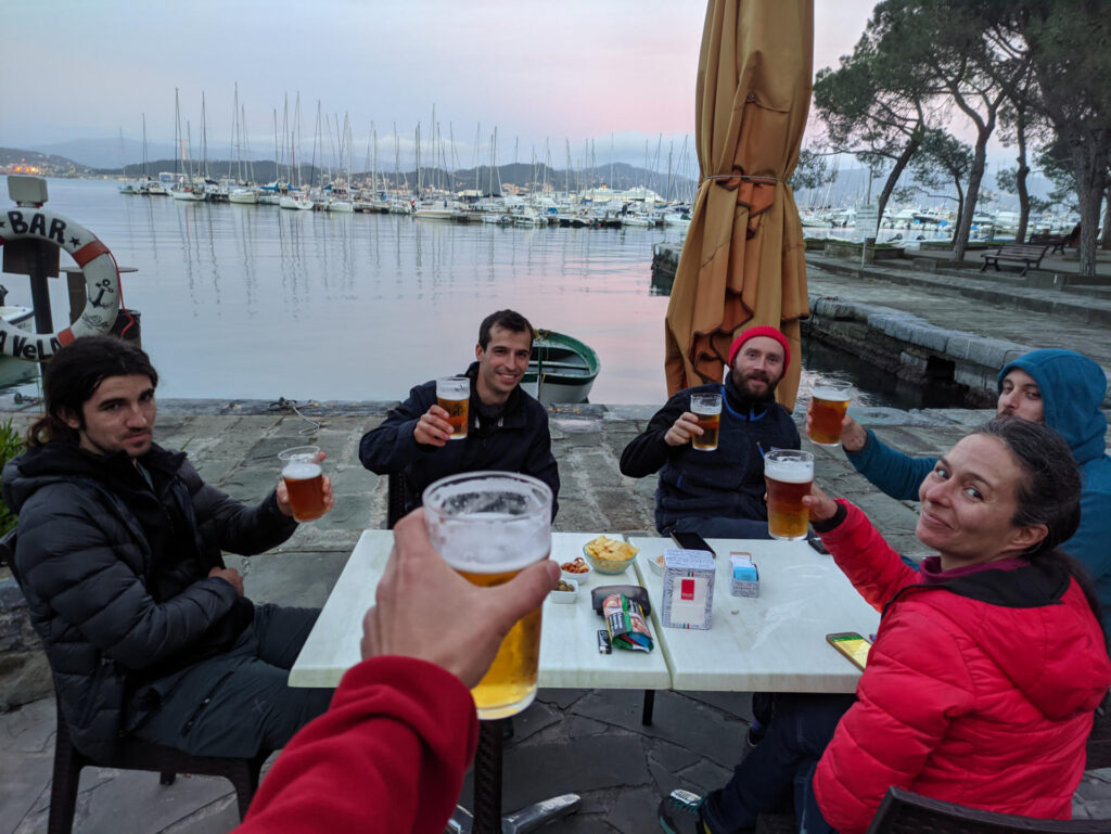 Immancabile birra di festeggiamento sul mare con il bel tramonto che incombe!