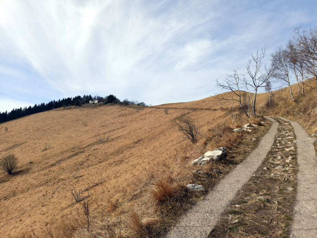 il rifugio Bolettone, a pochi metri dalla cima, e la mulattiera che porta a valle