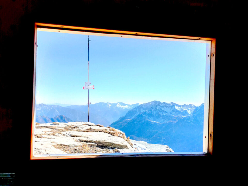 La vista dalla finestrella interna del bivacco