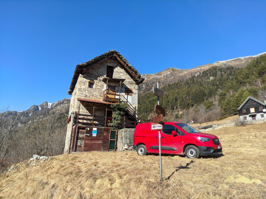 La prima casa in pietra che si incontra lungo il sentiero