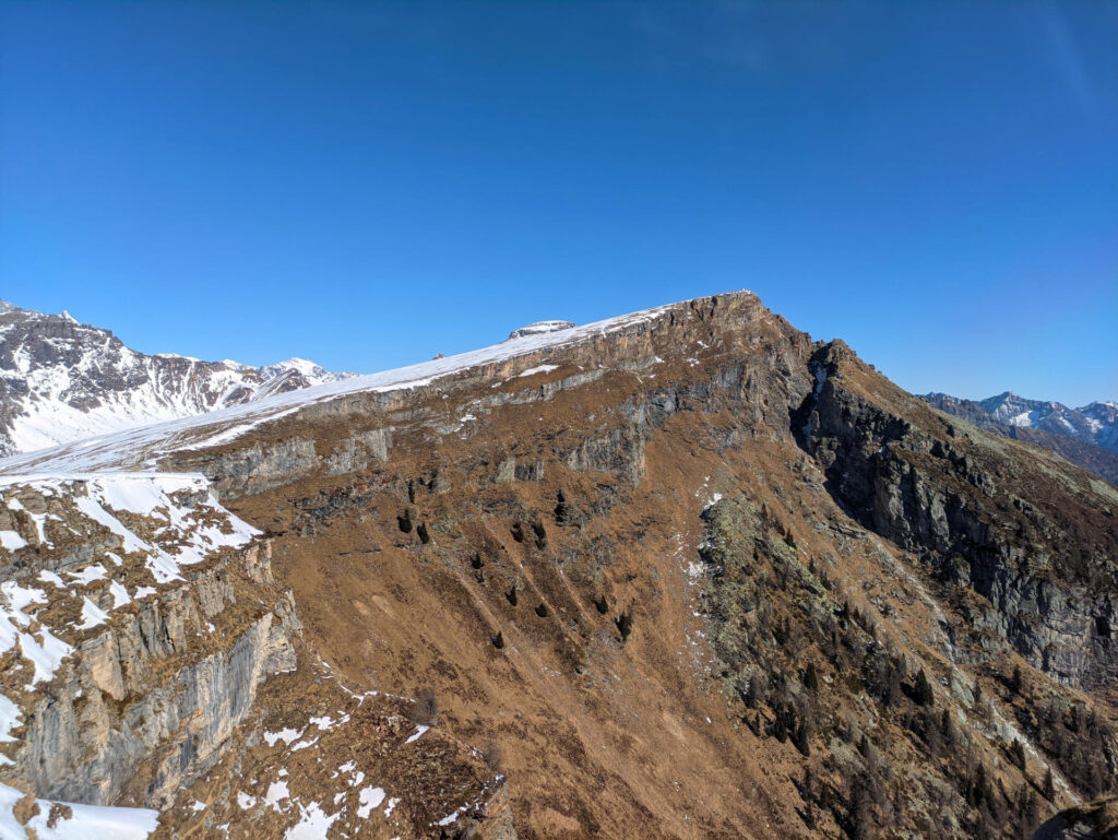 La nostra cima e il suo salto verticale in direzione sud