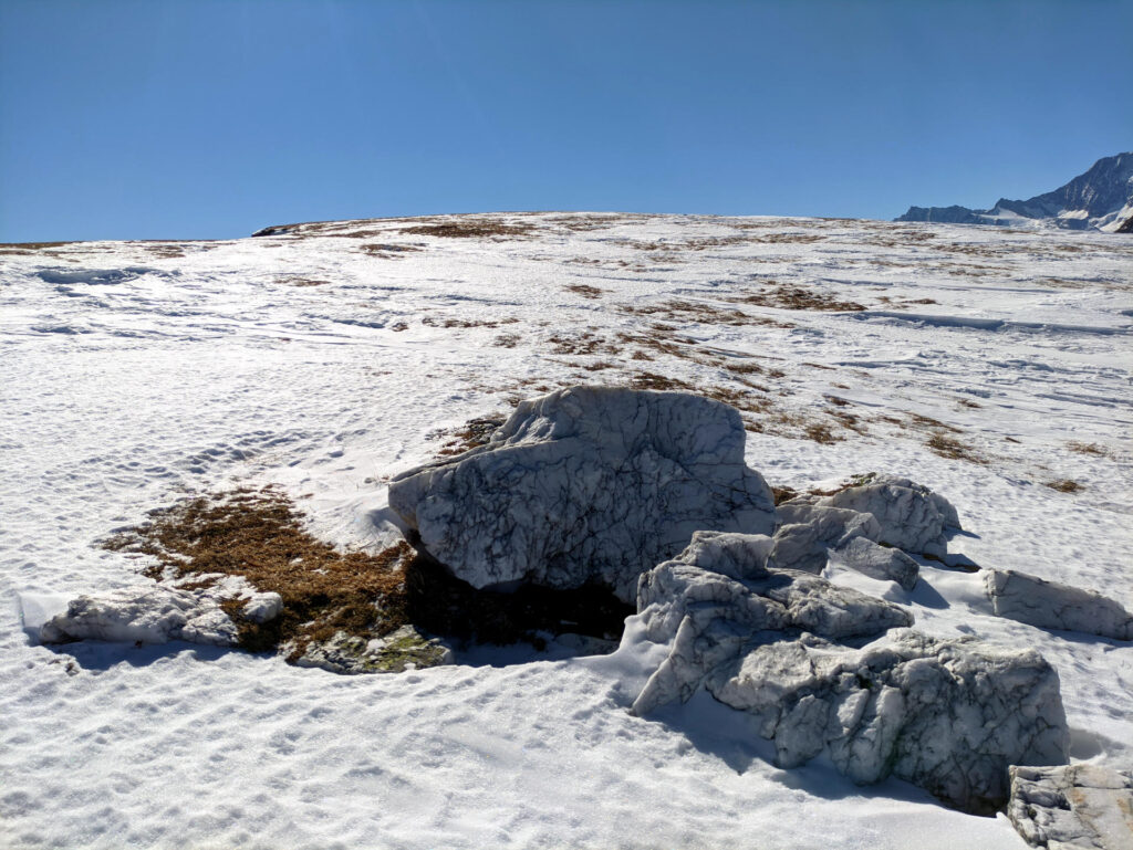 Lungo il percorso incontriamo questa strana formazione di quarzi che si confondono con la neve circostante