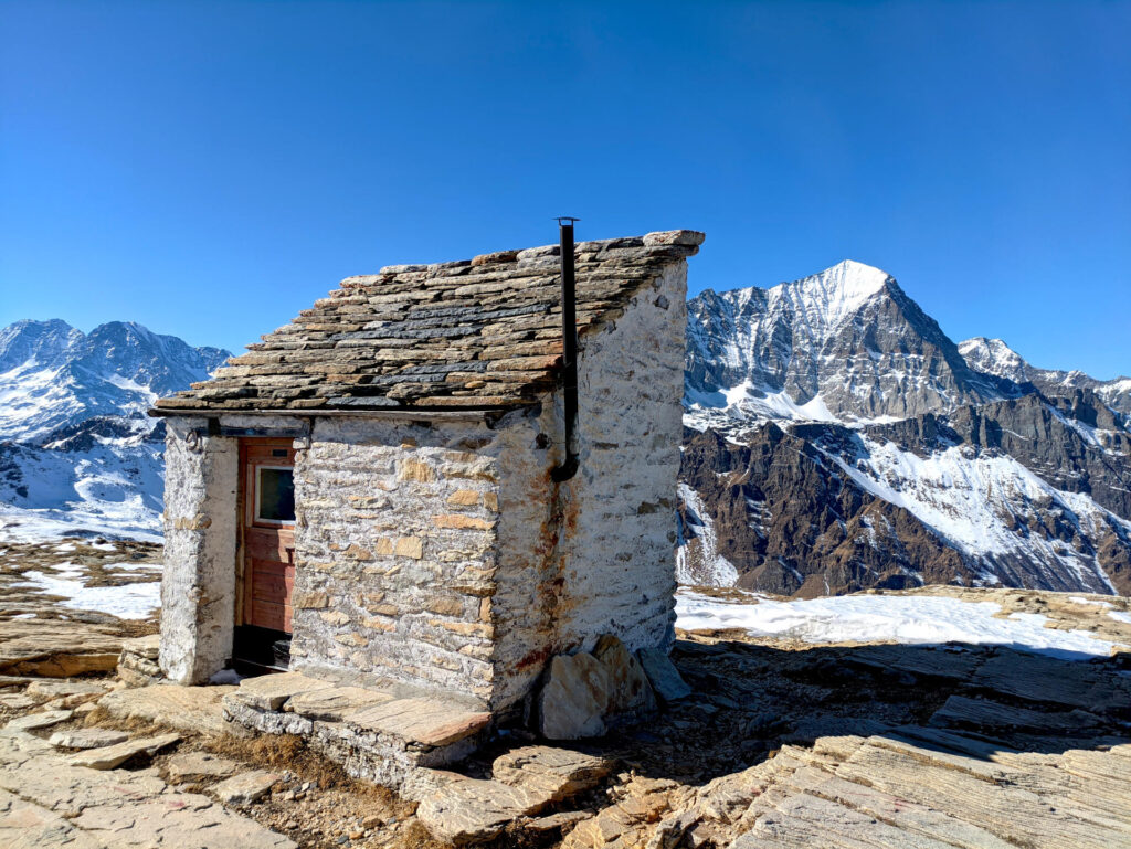 Il bivacco sulla cima del Teggiolo e il Monte Leone sullo sfondo