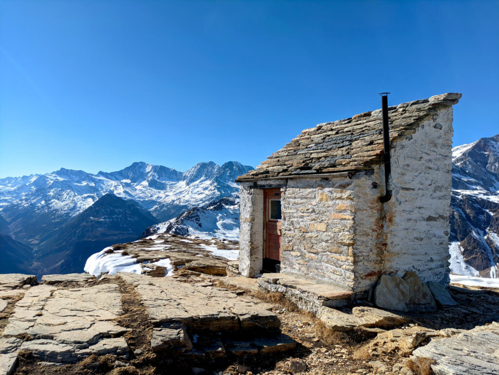 Il bivacco del Teggiolo e sullo sfondo l'Andolla, la Wiessmeis, il Lagghinhorn e il Fletschorn