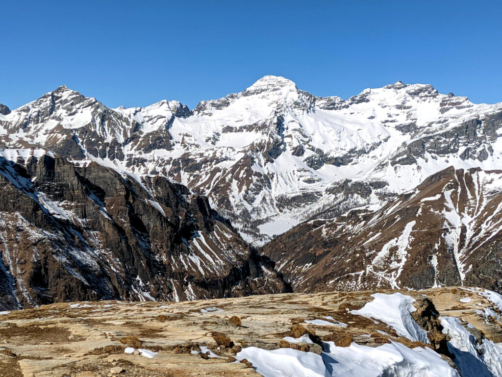 Al centro la Punta del Rebbio e sotto l'Alpe Veglia