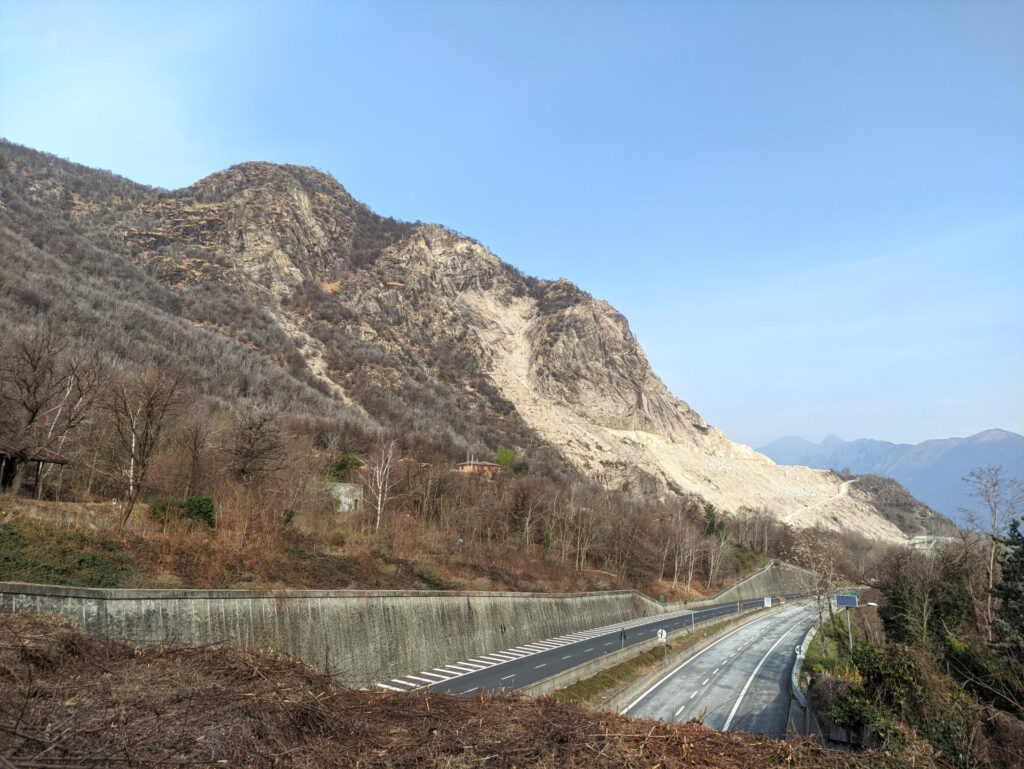 La vista della cava al Monte Camoscio dal bypass sopra all'autostrada