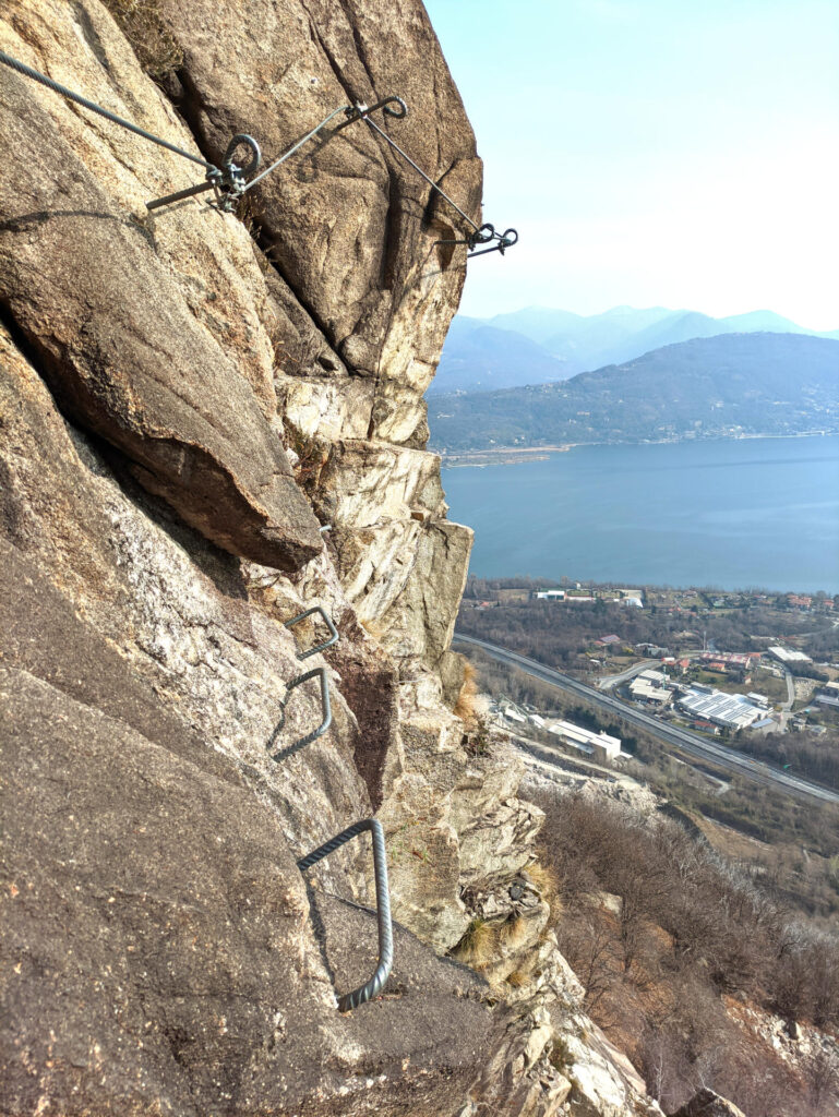Questo è un po&#039; il punto chiave della ferrata dove si traverso in esposizione superando lo spigolo e poi si risale su leggero strapiombo