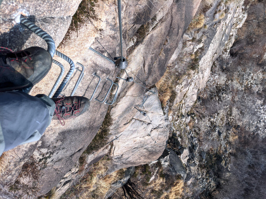 Guardando in basso al termine della parte più verticale della ferrata