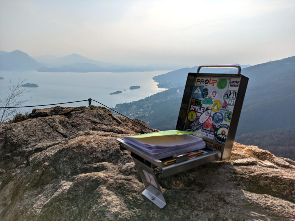 Il libro di via è posto in questa scatola di ferro sul terrazzo panoramico