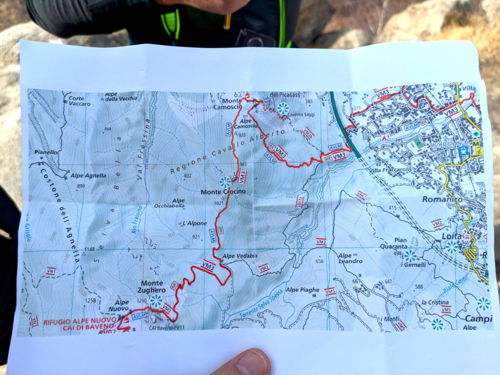 In cima incontro due persone che mi fanno vedere la mappa della zona, così decido di procedere in direzione del Monte Crocino e del Monte Zughero