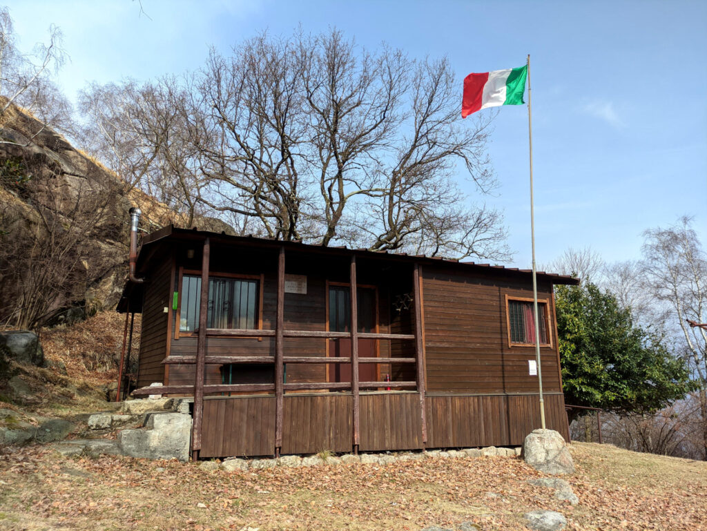 Il piccolo rifugio Papà Amilcare, a pochi metri dalla vetta del Monte Camoscio