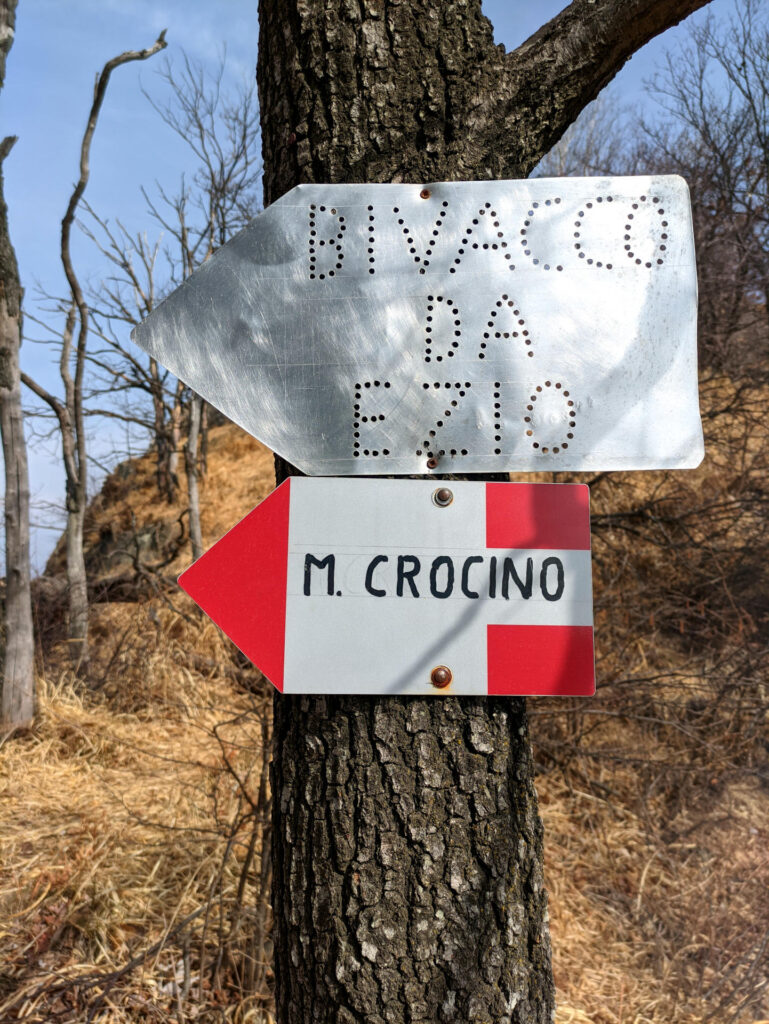 Entro breve si incontra la deviazione per il Monte Crocino che si raggiunge in pochi minuti