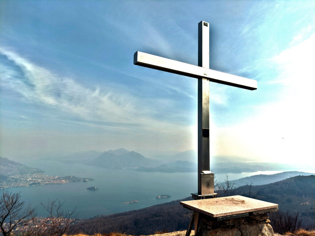 La croce di vetta del Monte Zughero