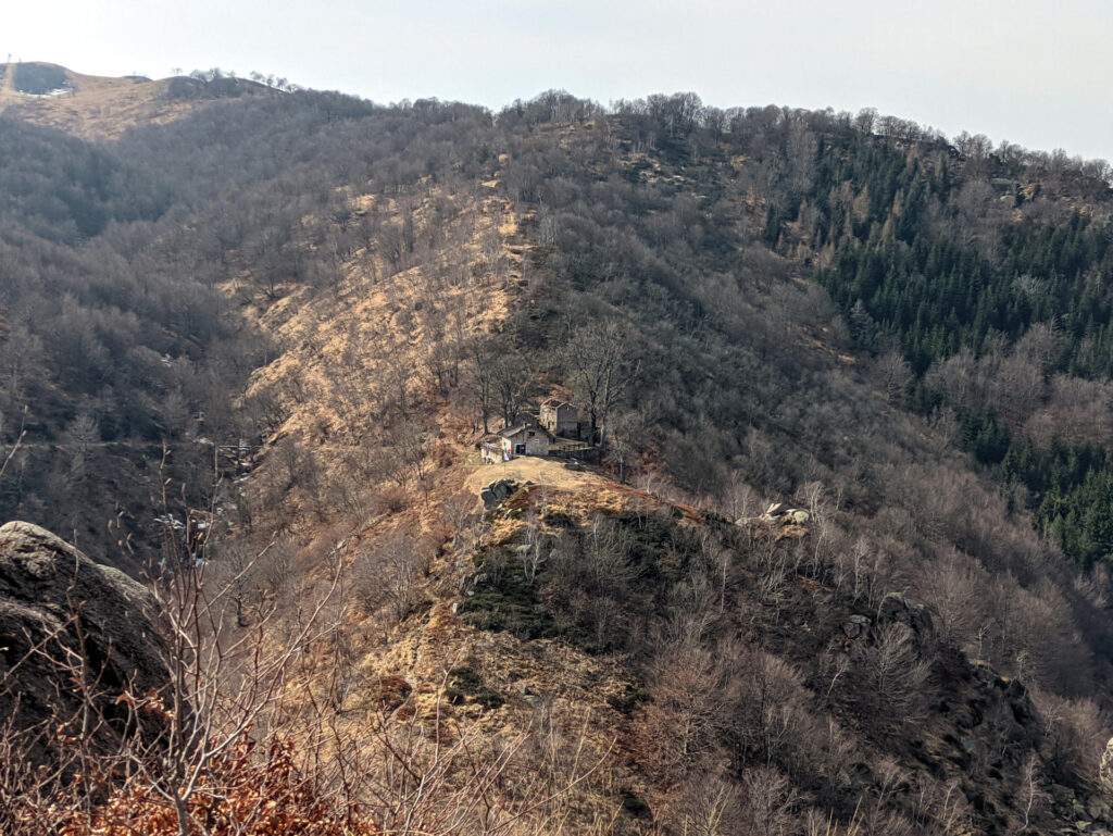 L'alpe Nuovo sulle pendici del Mottarone vista dalla vetta dello Zughero