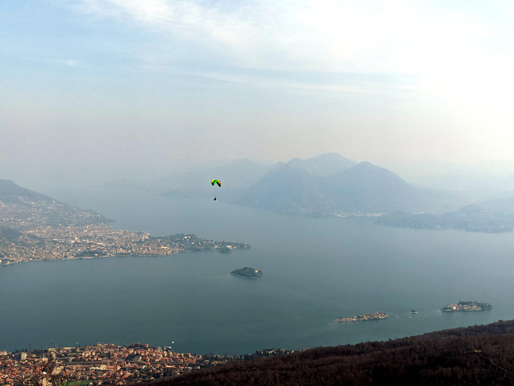 Altra vela che si gode il bel paesaggio del lago Maggiore