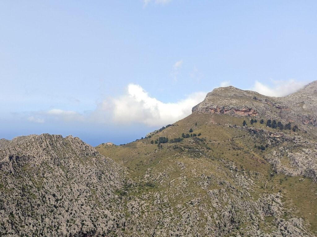 lungo la strada MA 10, che si distacca dalla costa puntando verso Soller