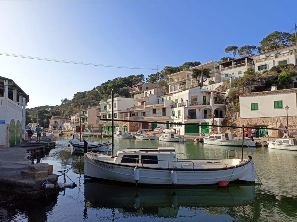 passeggiata lungo i due rami marini lungo cui si sviluppa il paesino di Cala Figuera