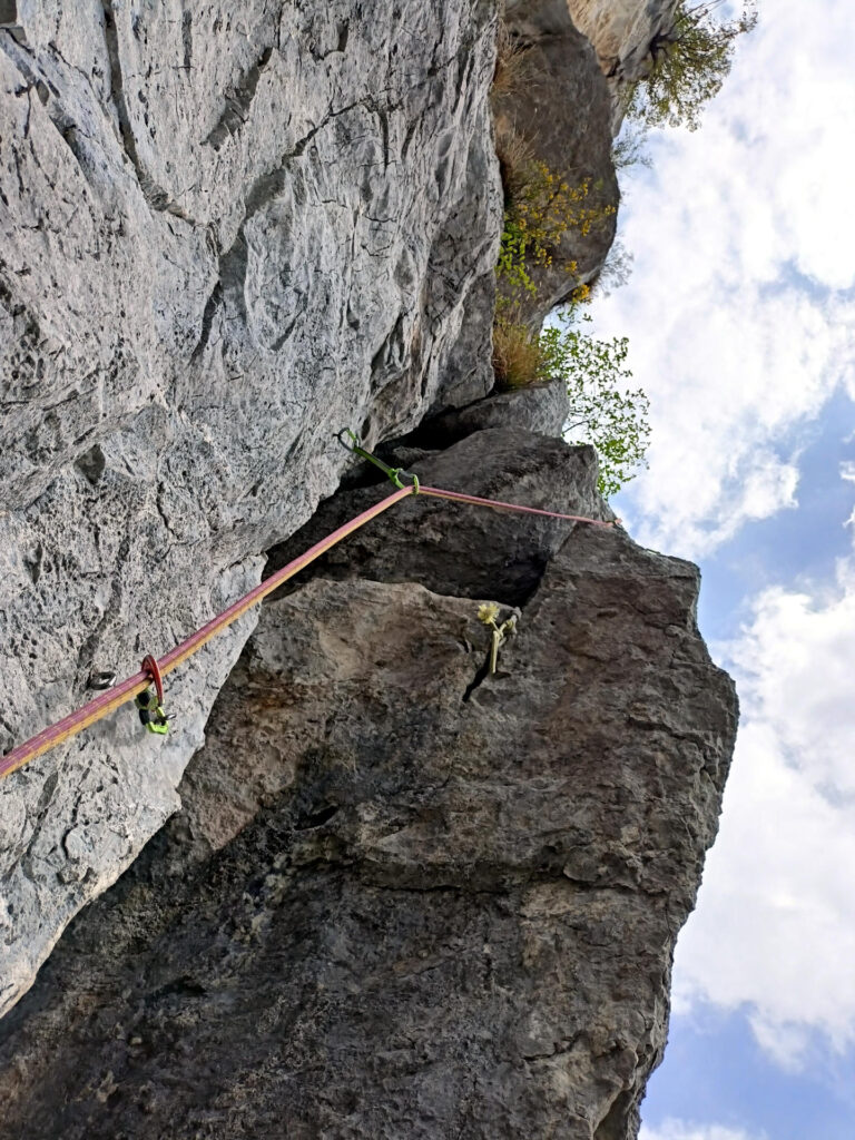 Foto da sotto del passo strapiombante della lunghezza chiave (settimo tiro)