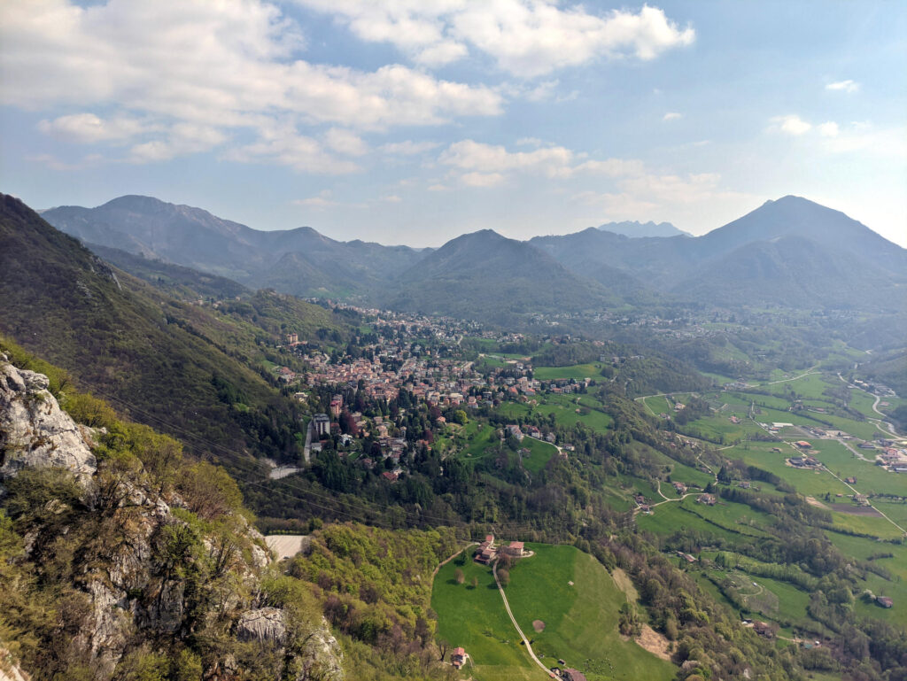 Vista di Barzio dalla sosta dell'ottavo tiro