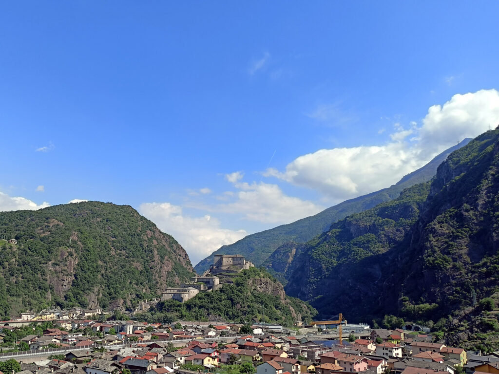 bella vista del forte di Bard lungo la strada che entra nella valle di Champorcher