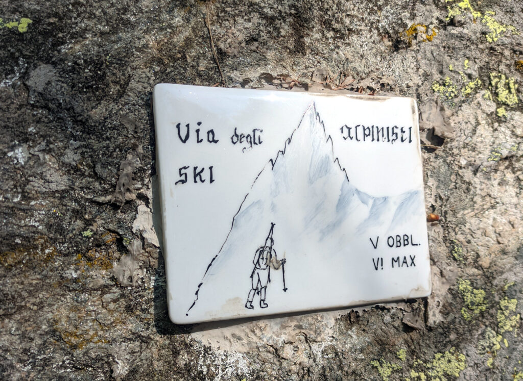 le targhe all&#039;inizio delle vie, dipinte a mano