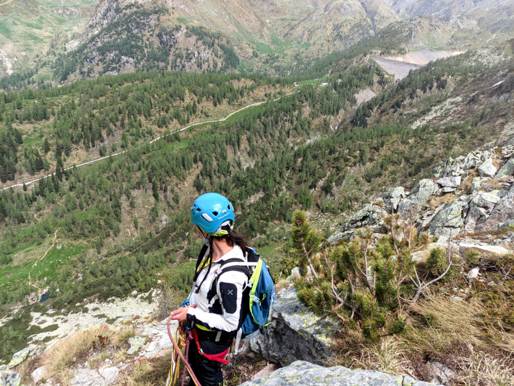 Erica alla sosta del settimo tiro osserva la strada che porta verso il Calvi