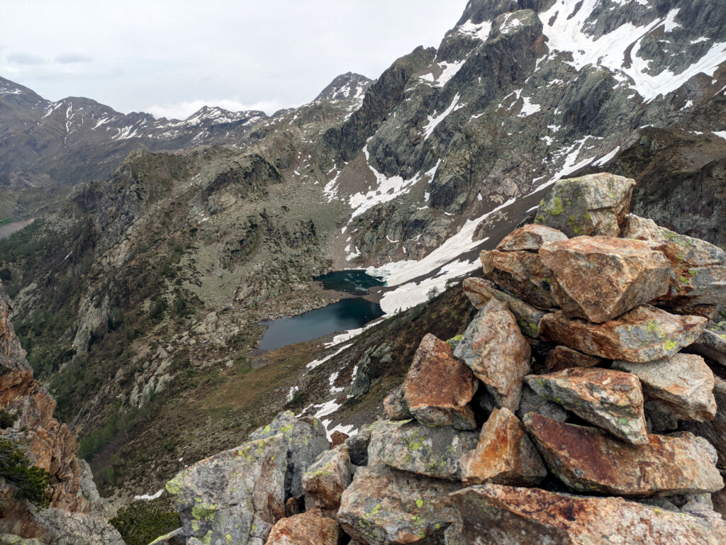 L'ometto di vetta della Punta Osvaldo Esposito e i laghi di Zelt