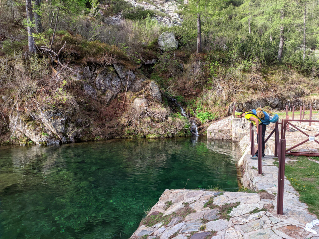 Questa è la bella pozza d'acqua dove c'è la condotta, poco prima di risalire il ghiaione