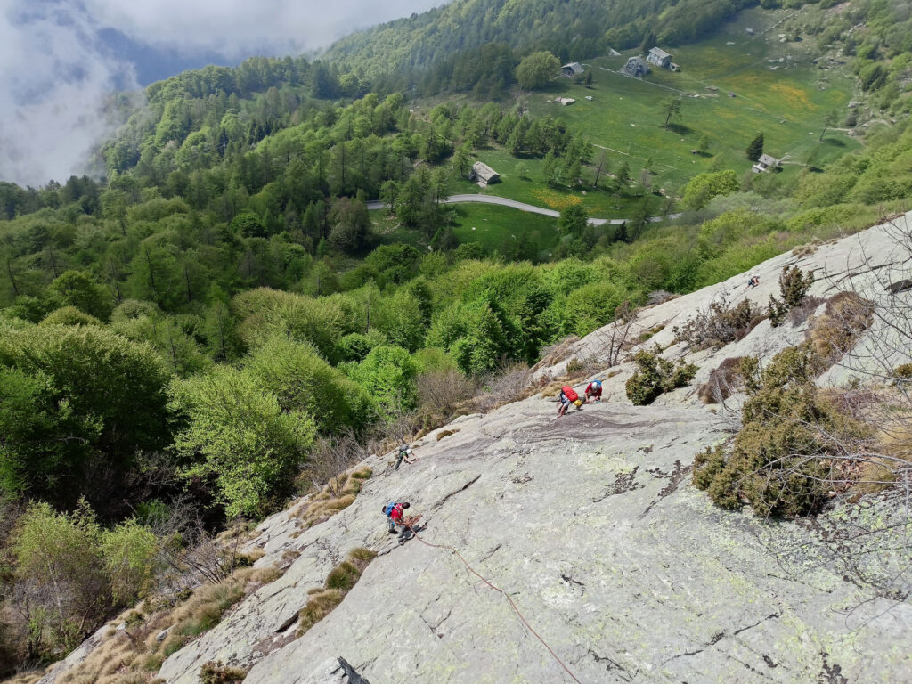 guardando giù dalla sosta del terzo tiro di Scialpinisti