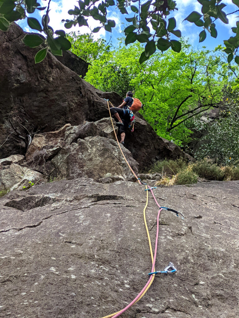 Questa è la rimonta del terzo tiro di 6a+. Paolino sta studiando l&#039;uscita prima di procedere