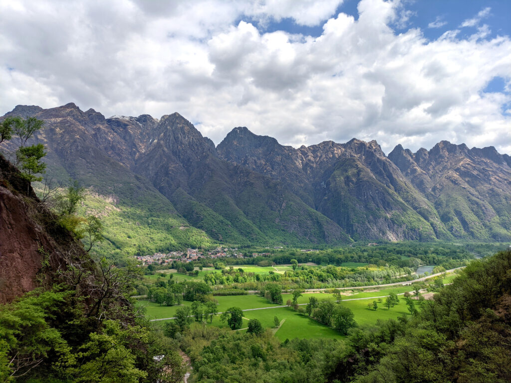 La vista verso l'Ossola e la cornice sud della Val Grande è spettacolare