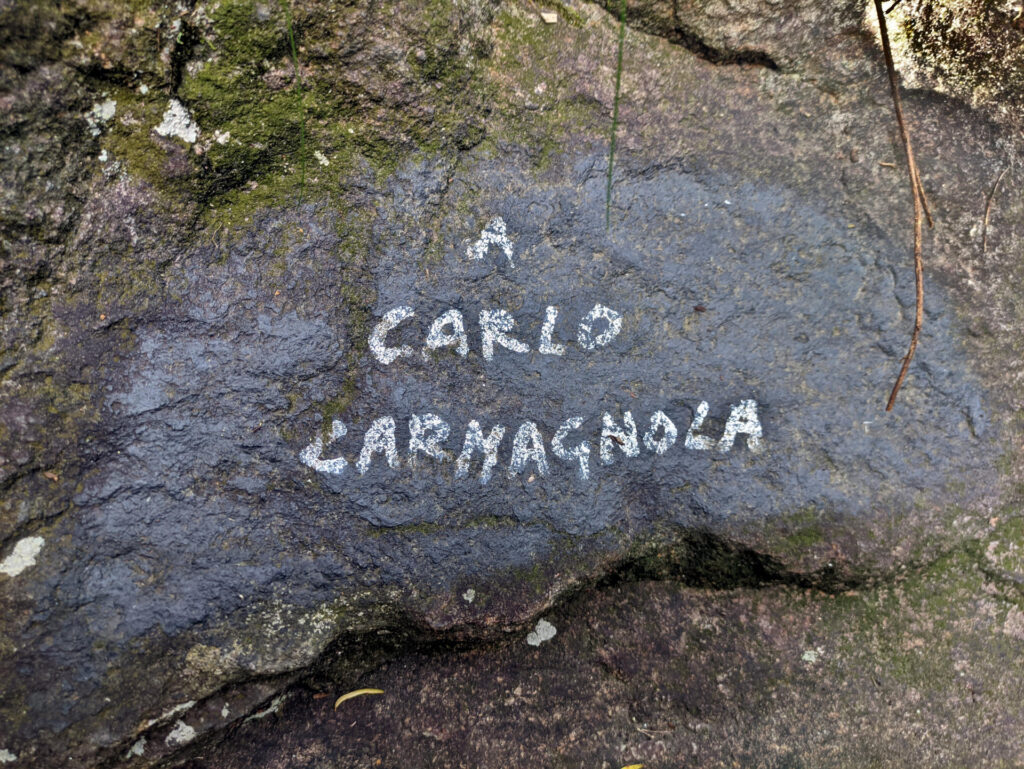 La targa col nome della via all&#039;inizio della placca