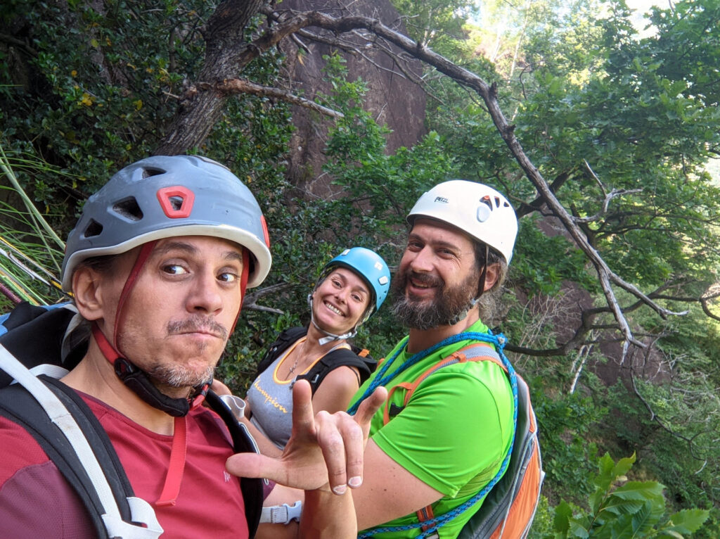 Selfie in attesa che Paolino trovi la strada della seconda calata tra gli alberi