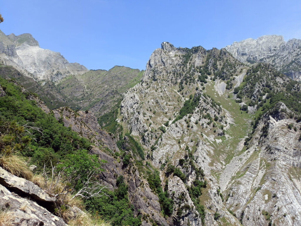 La vista delle cime dietro di noi verso la fine del primo torrione