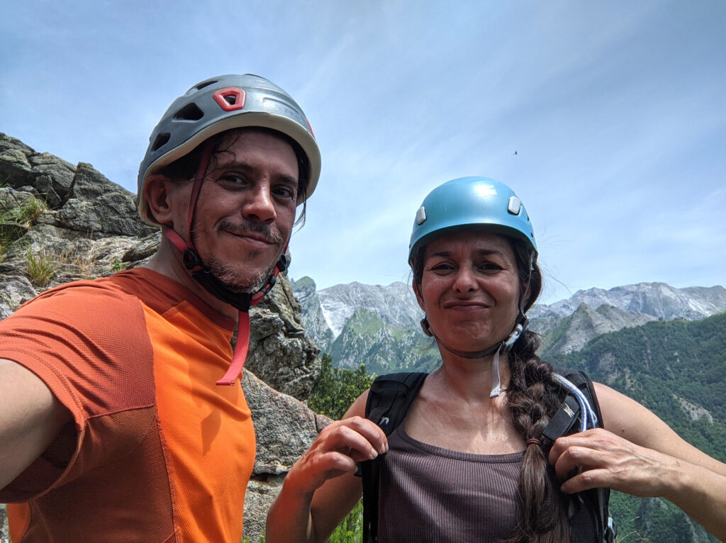 Selfie di vetta tutti sudati sulla cima del primo pilastro