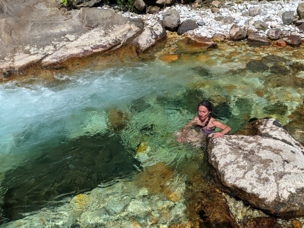 Dopo aver patito il caldo sulla via, cosa c'è di meglio di un bel bagno nel torrente gelato? Spettacolo!!!