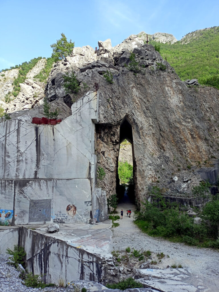 l'ingresso visto da dentro la cava, che viene visitata da qualche turista ed estimatore a quanto pare