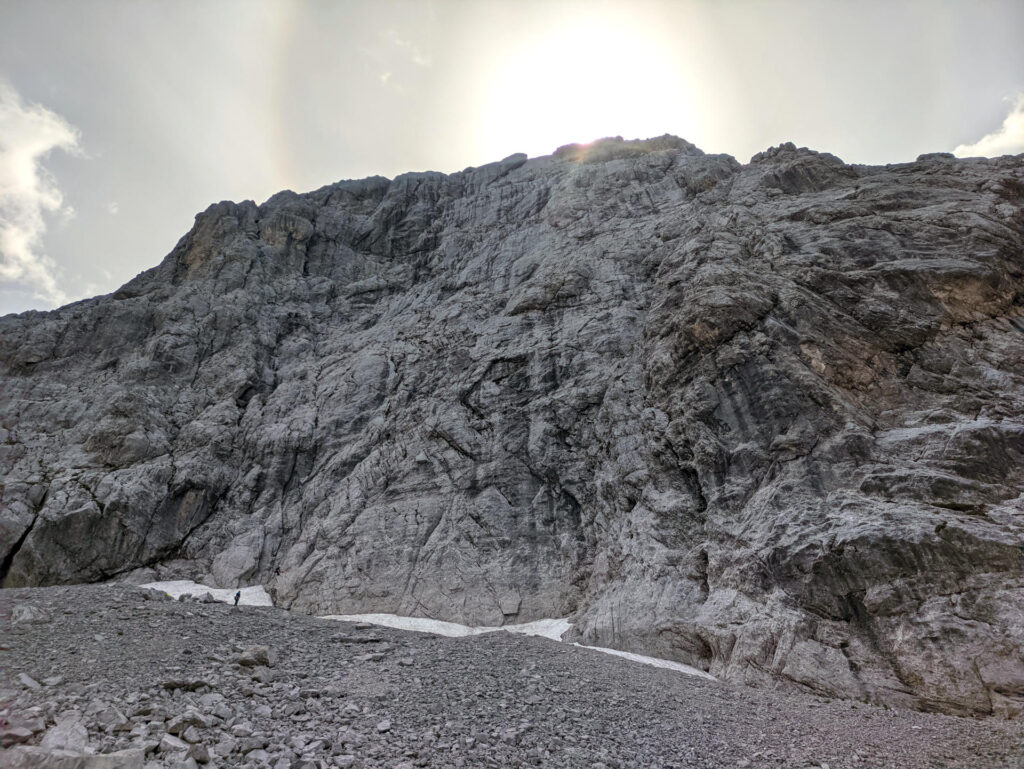 Ecco la nostra parete: vista da qui fa impressione. Notiamo che ci sono già 5 cordate sulla via quindi ci tocca attendere