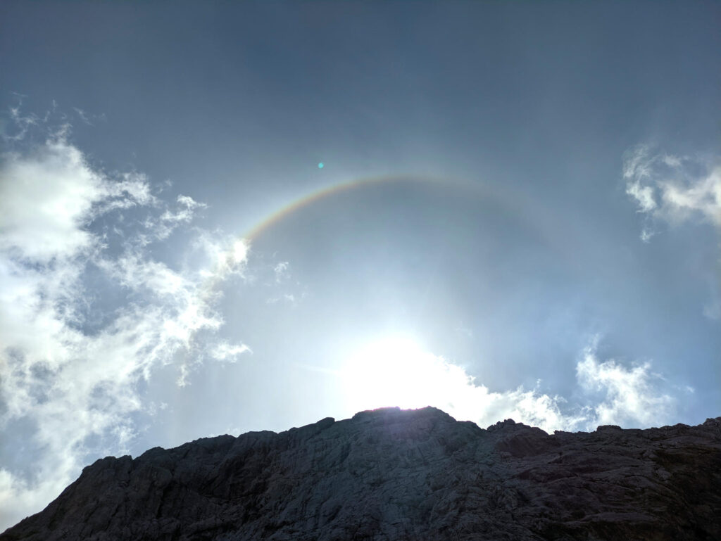 Il sole sbucando dal ciglio della montagna forma questo arcobaleno. Lo prendiamo come un buon auspicio ;)