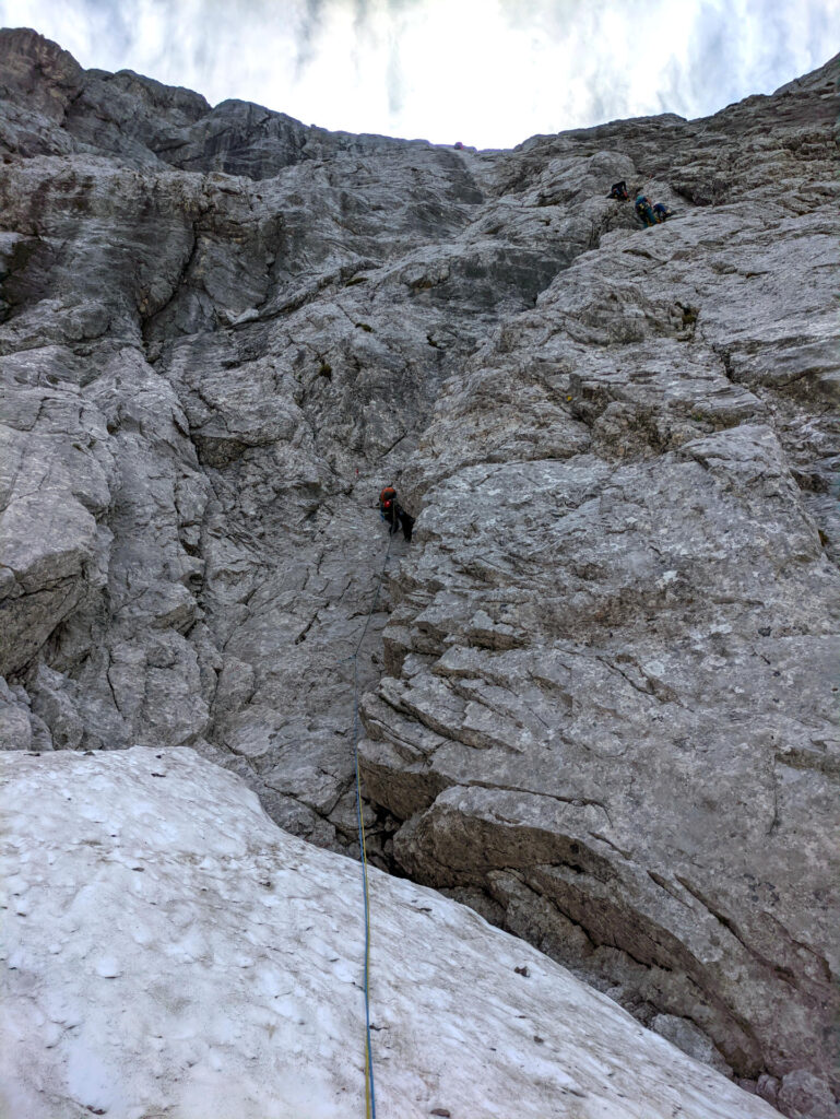 Paolino all'attacco del bel diedro del primo tiro